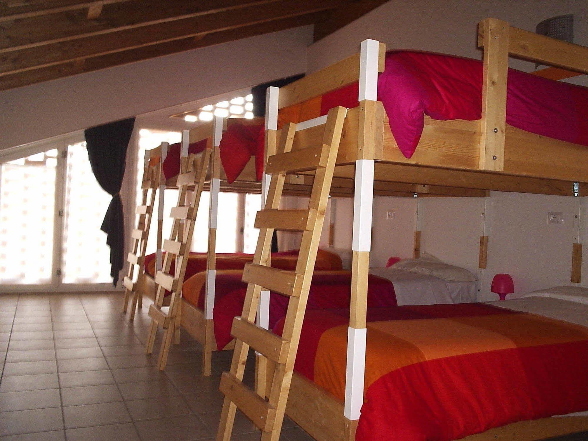 Ostello Casa Rossa Laveno-Mombello Kültér fotó