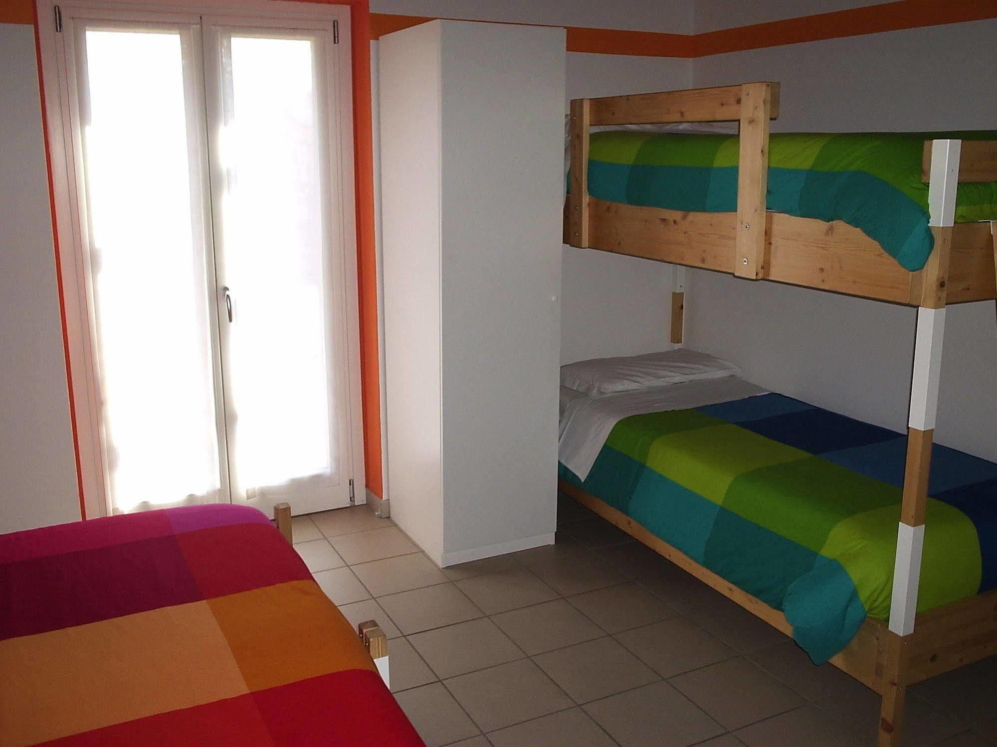 Ostello Casa Rossa Laveno-Mombello Kültér fotó