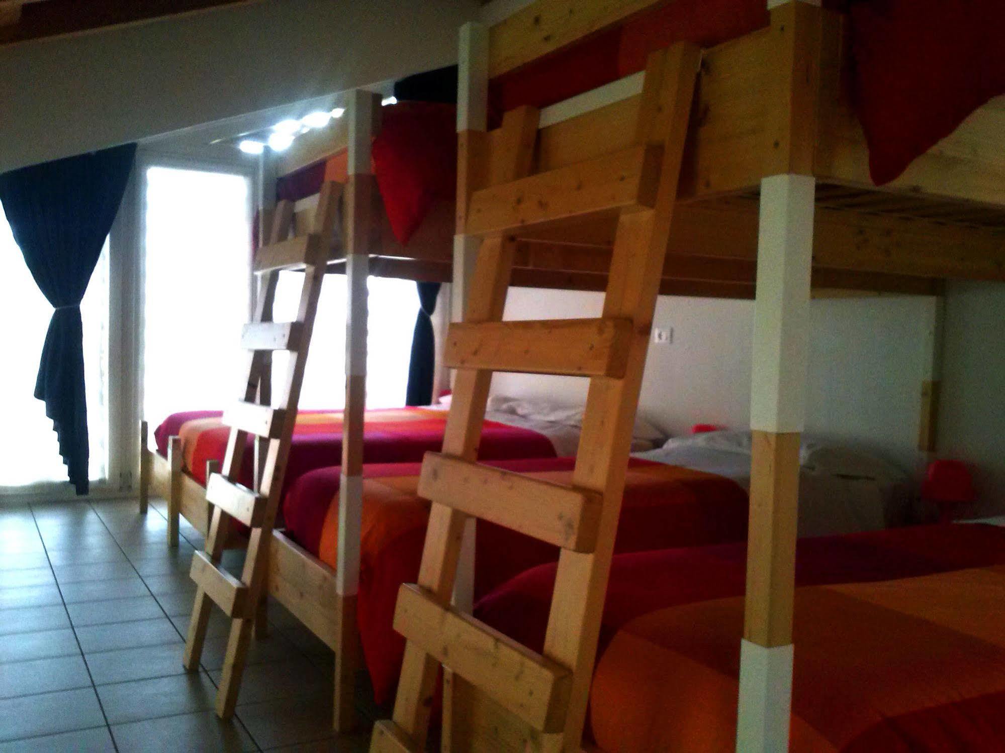 Ostello Casa Rossa Laveno-Mombello Kültér fotó